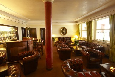 TOP Hotel Jagdschloss Niederwald: Bar/Salón